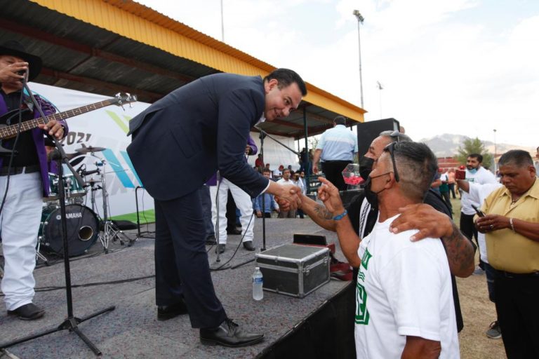 El presidente municipal participa en evento del SUTM, les lleva regalos